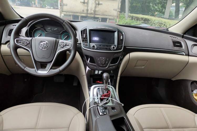 Used Buick Regal 2014 2.0L Elite Fashion Edition Center Console