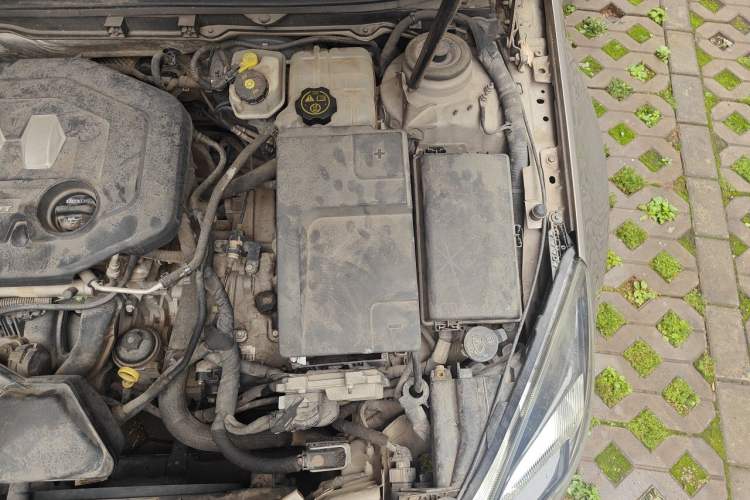 Used Buick Regal 2014 2.0L Elite Fashion Edition Engine Bay Left