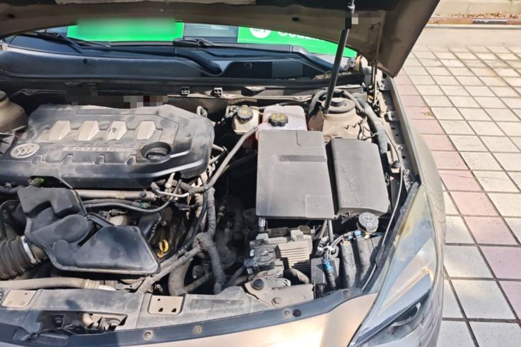 Used Buick Regal 2014 2.0L Elite Fashion Edition Engine Bay Left