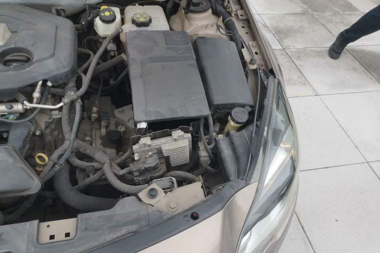 Used Buick Regal 2014 2.0L Elite Fashion Edition Engine Bay Left