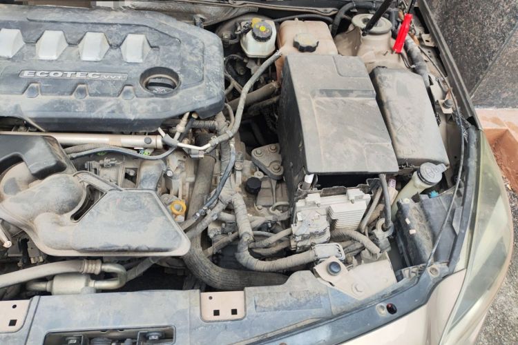 Used Buick Regal 2014 2.0L Elite Fashion Edition Engine Bay Left