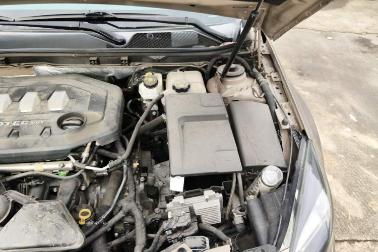 Used Buick Regal 2014 2.0L Elite Fashion Edition Engine Bay Left