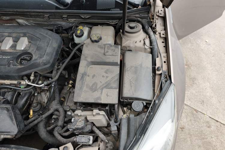 Used Buick Regal 2014 2.0L Elite Fashion Edition Engine Bay Left
