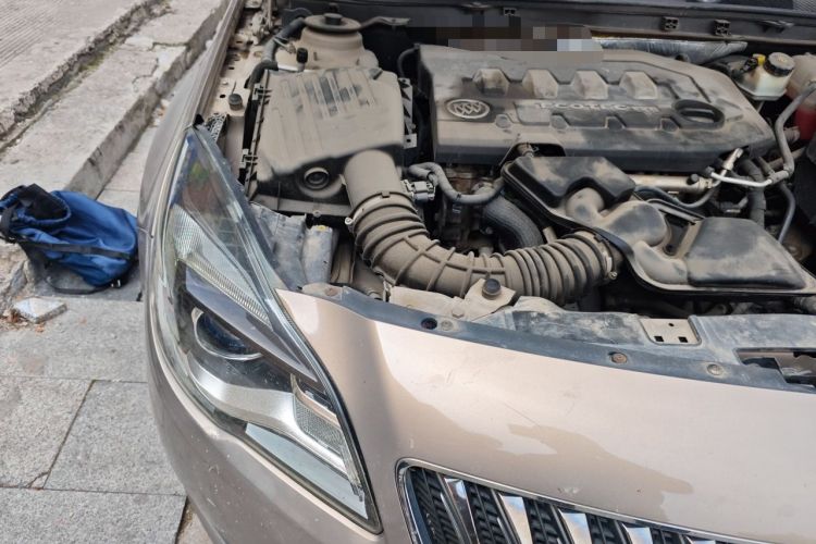 Used Buick Regal 2014 2.0L Elite Fashion Edition Engine Bay Right