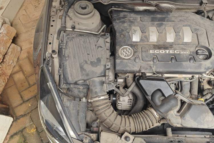 Used Buick Regal 2014 2.0L Elite Fashion Edition Engine Bay Right