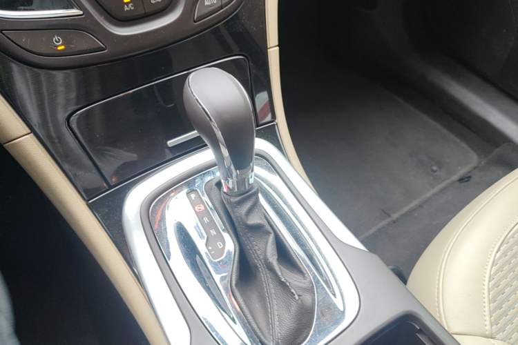 Used Buick Regal 2014 2.0L Leading Fashion Edition Gear Lever