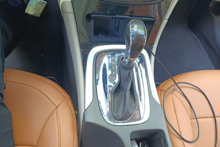 Used Buick Regal 2014 2.0L Leading Fashion Edition Gear Lever