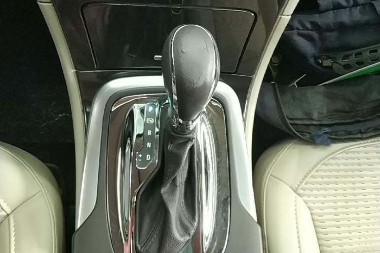 Used Buick Regal 2014 2.0L Leading Fashion Edition Gear Lever