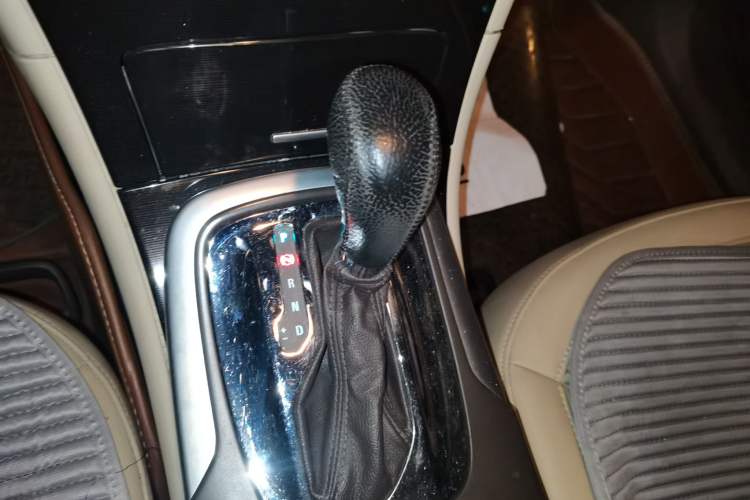Used Buick Regal 2014 2.0L Leading Fashion Edition Gear Lever