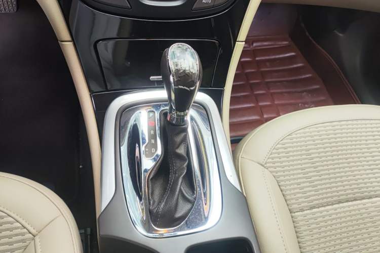 Used Buick Regal 2014 2.0L Leading Fashion Edition Gear Lever