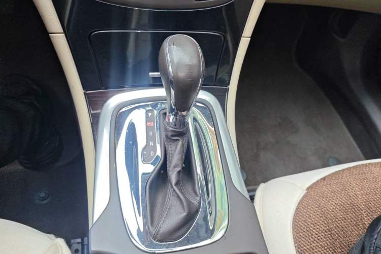 Used Buick Regal 2014 2.0L Leading Fashion Edition Gear Lever