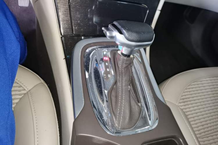 Used Buick Regal 2014 2.0L Leading Fashion Edition Gear Lever