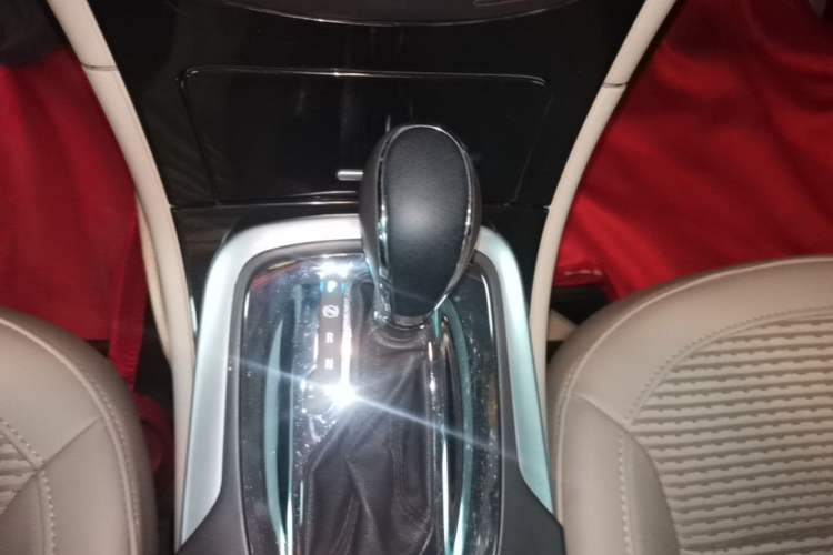 Used Buick Regal 2014 2.0L Leading Fashion Edition Gear Lever