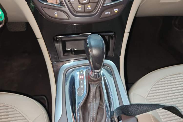 Used Buick Regal 2014 2.0L Leading Fashion Edition Gear Lever