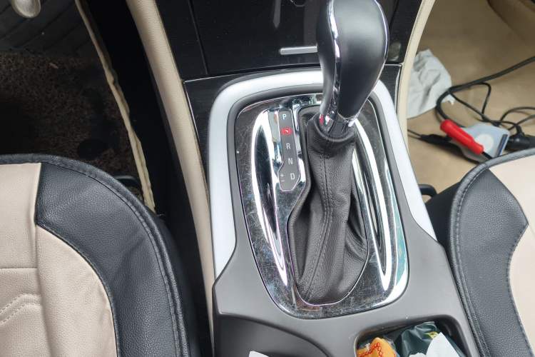 Used Buick Regal 2014 2.0L Leading Fashion Edition Gear Lever