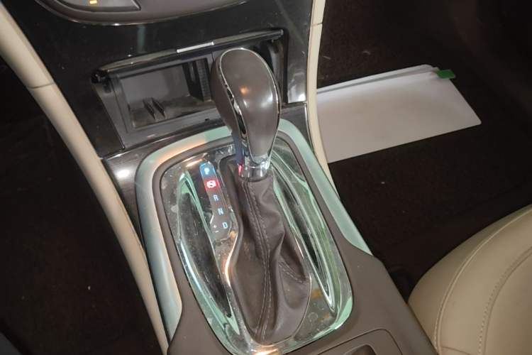 Used Buick Regal 2014 2.0L Elite Fashion Edition Gear Lever