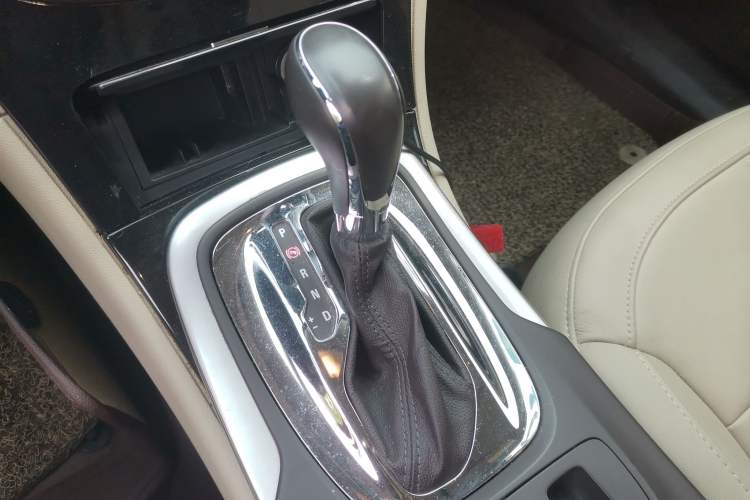 Used Buick Regal 2014 2.0L Elite Fashion Edition Gear Lever