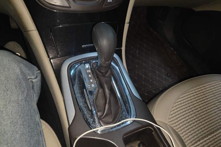 Used Buick Regal 2014 2.0L Leading Fashion Edition Gear Lever