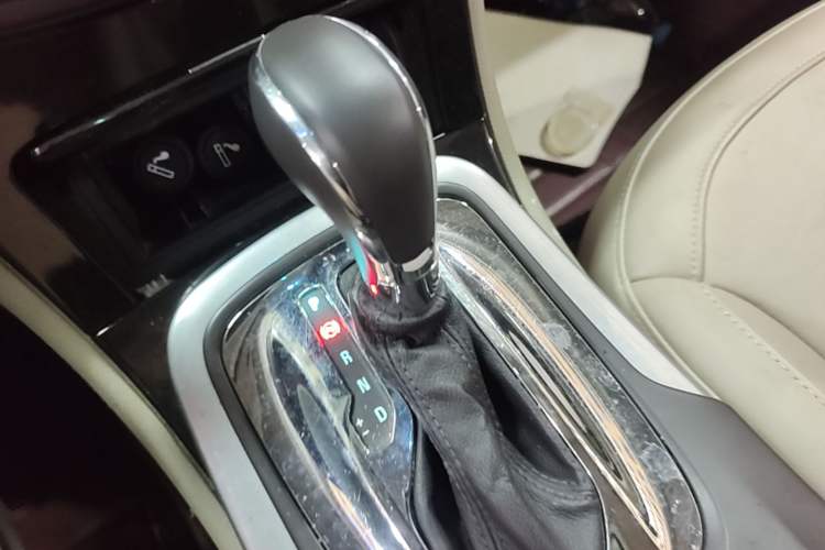 Used Buick Regal 2014 2.0L Elite Fashion Edition Gear Lever