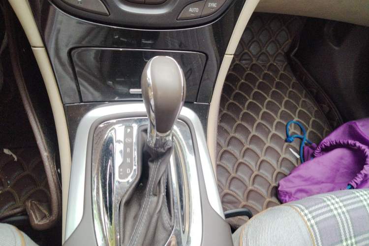 Used Buick Regal 2014 2.0L Leading Fashion Edition Gear Lever