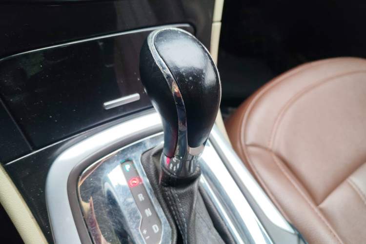 Used Buick Regal 2014 2.0L Leading Fashion Edition Gear Lever