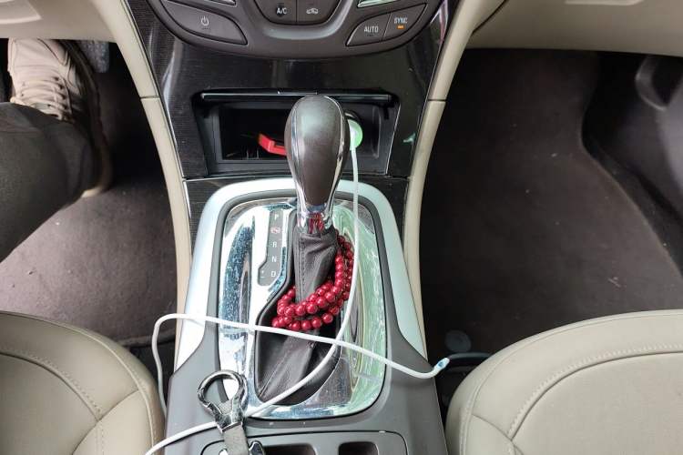 Used Buick Regal 2014 2.0L Elite Fashion Edition Gear Lever