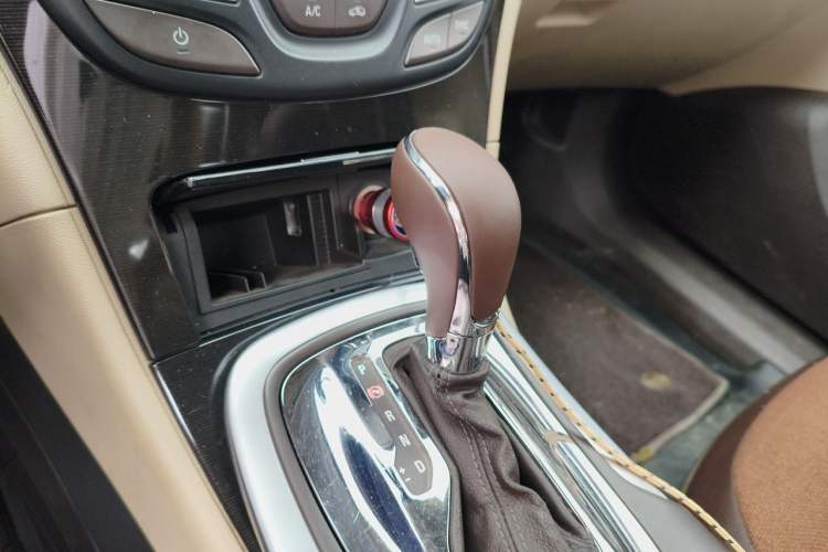 Used Buick Regal 2014 2.0L Leading Fashion Edition Gear Lever