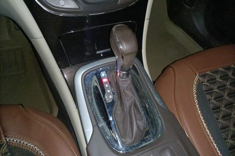 Used Buick Regal 2014 2.0L Elite Fashion Edition Gear Lever
