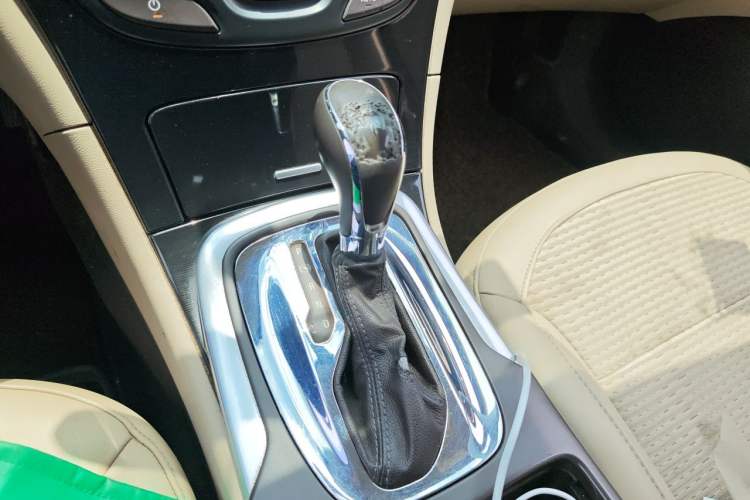 Used Buick Regal 2014 2.0L Leading Fashion Edition Gear Lever