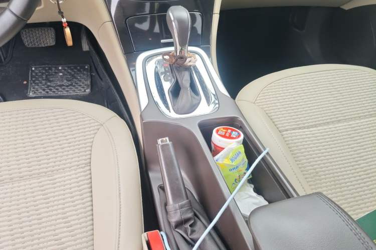 Used Buick Regal 2014 2.0L Leading Fashion Edition Gear Lever