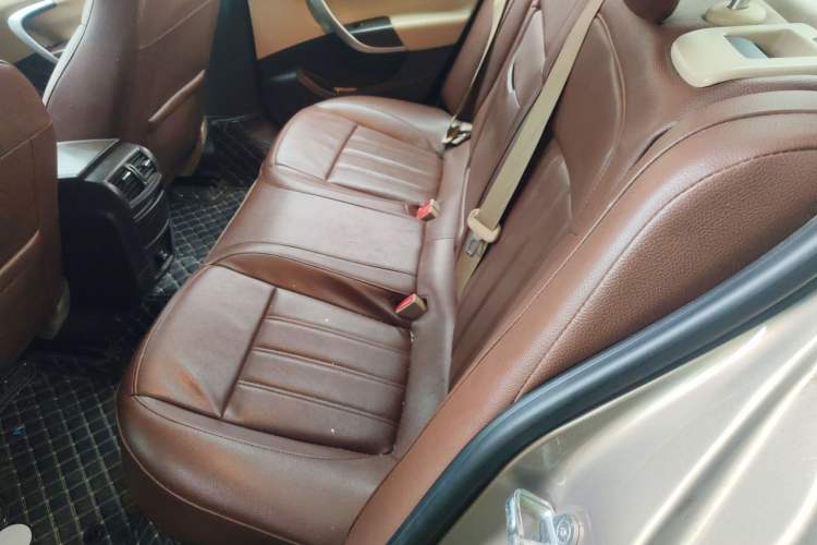 Used Buick Regal 2014 2.0L Leading Fashion Edition Interior 4