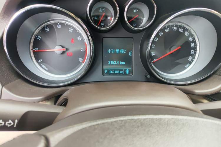 Used Buick Regal 2014 2.0L Leading Fashion Edition Odometer Close Up