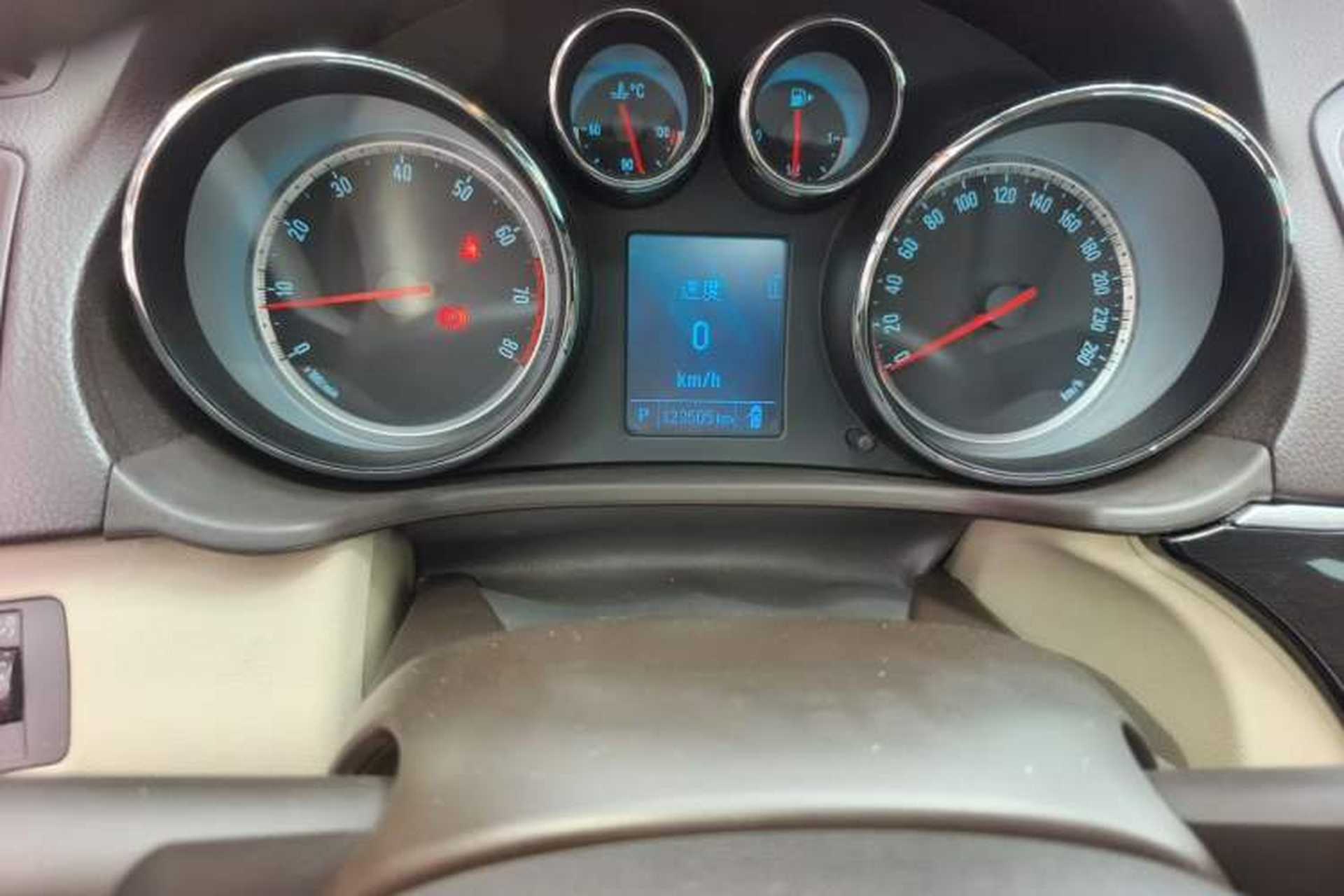 Used Buick Regal 2014 2.0L Leading Fashion Edition Odometer Close Up