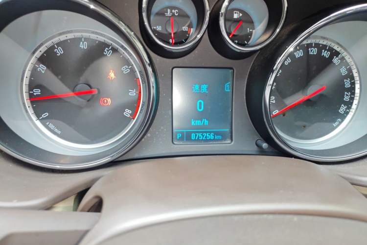 Used Buick Regal 2014 2.0L Leading Fashion Edition Odometer Close Up