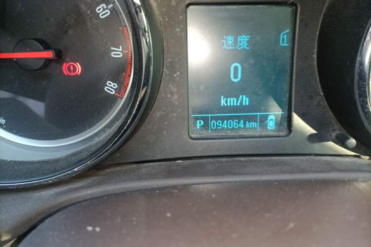 Used Buick Regal 2014 2.0L Leading Fashion Edition Odometer Close Up