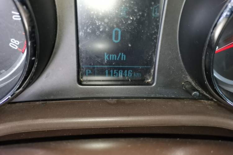 Used Buick Regal 2014 2.0L Leading Fashion Edition Odometer Close Up