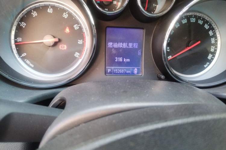 Used Buick Regal 2014 1.6T Fashionable Tech Edition Odometer Close Up