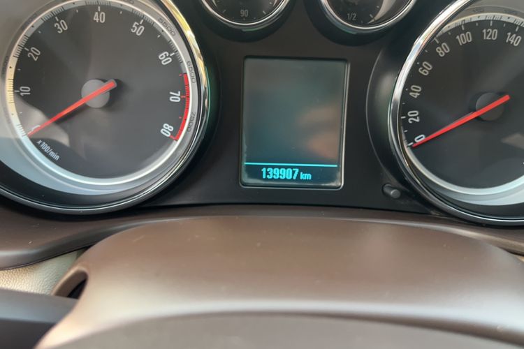 Used Buick Regal 2014 2.0L Leading Fashion Edition Odometer Close Up