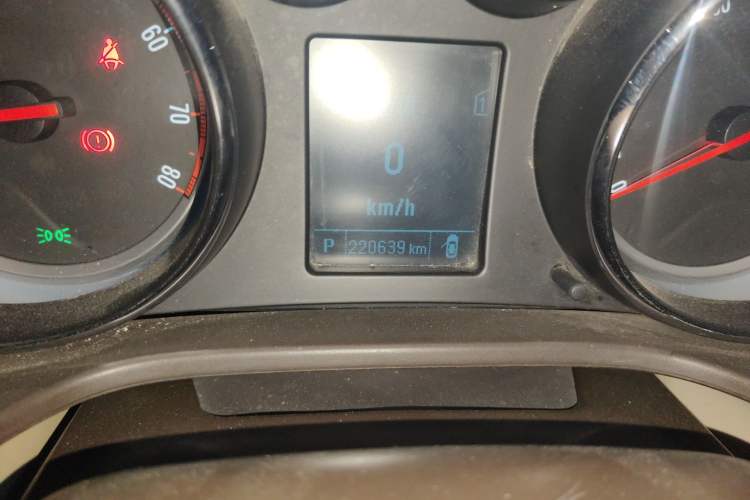 Used Buick Regal 2014 2.0L Leading Fashion Edition Odometer Close Up