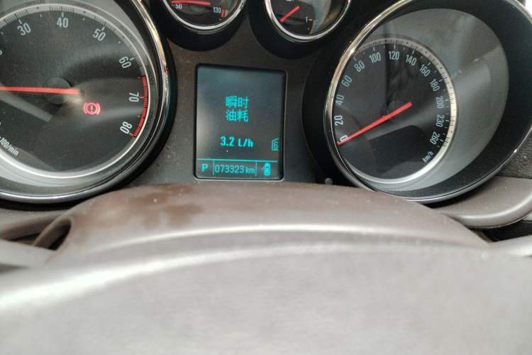 Used Buick Regal 2014 2.0L Leading Fashion Edition Odometer Close Up