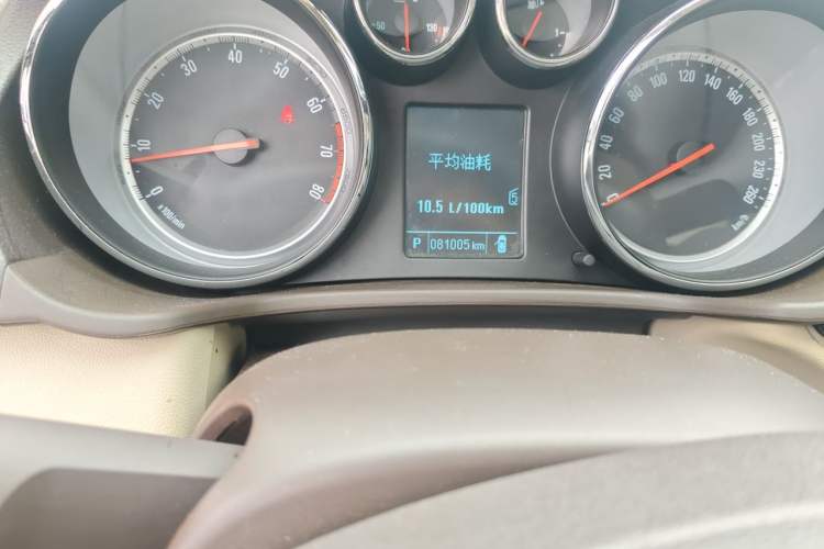 Used Buick Regal 2014 2.0L Leading Fashion Edition Odometer Close Up