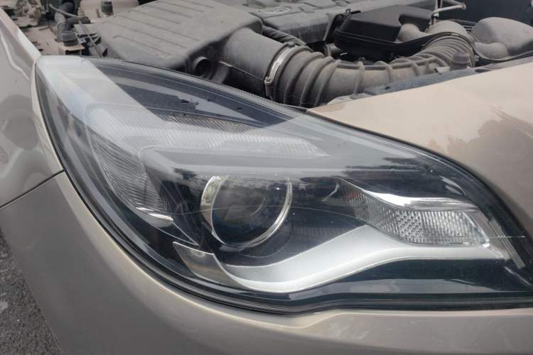 Used Buick Regal 2014 2.0L Elite Fashion Edition Right Front Headlight