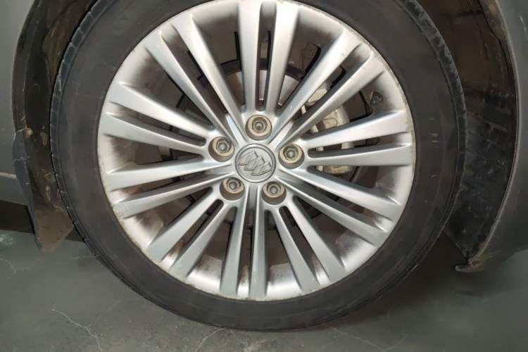Used Buick Regal 2014 2.4L SIDI Luxury Fashion Edition Right Front Wheel Hub