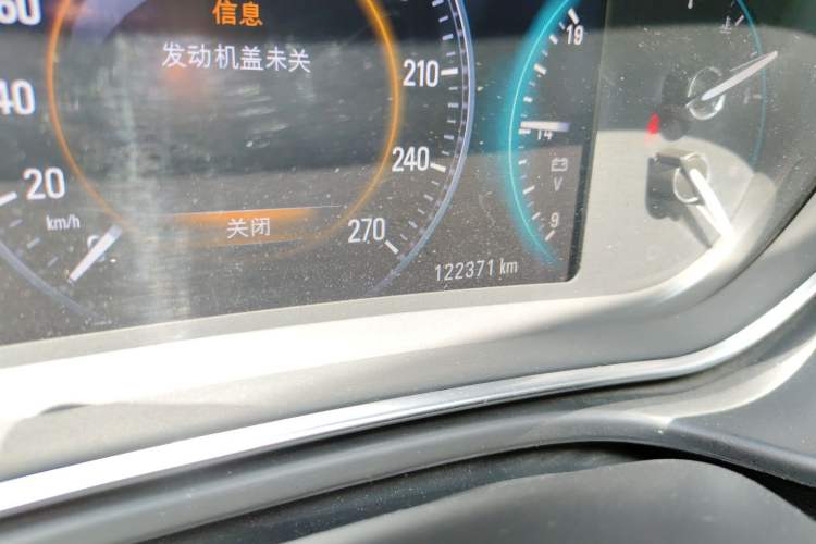 Used Buick Regal 2015 1.6T Elite Tech Model Odometer Close Up