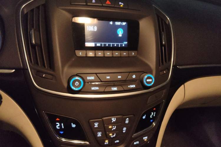 Used Buick Regal 2015 2.0L Elite Fashion Edition Audio And AC Panel