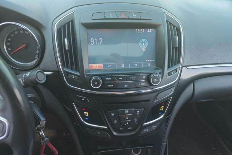 Used Buick Regal 2015 1.6T Leading Technology Model Audio And AC Panel