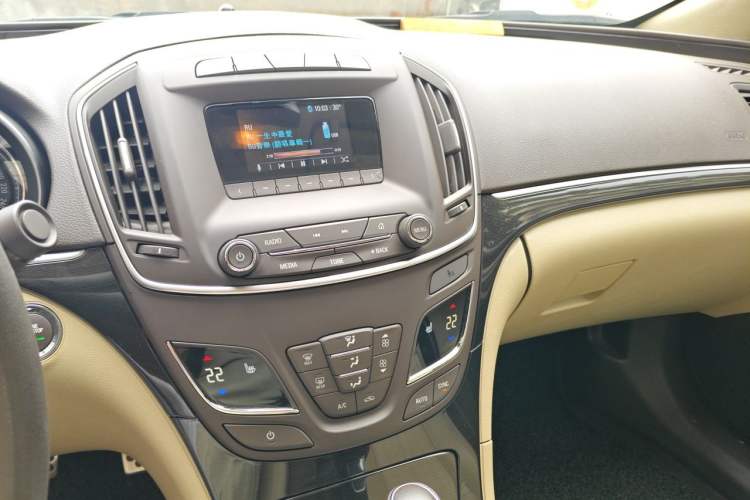Used Buick Regal 2015 2.0L Elite Fashion Edition Audio And AC Panel