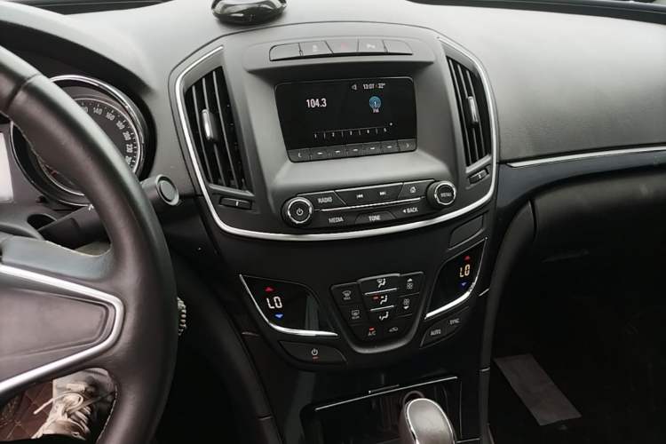 Used Buick Regal 2015 1.6T Leading Technology Model Audio And AC Panel