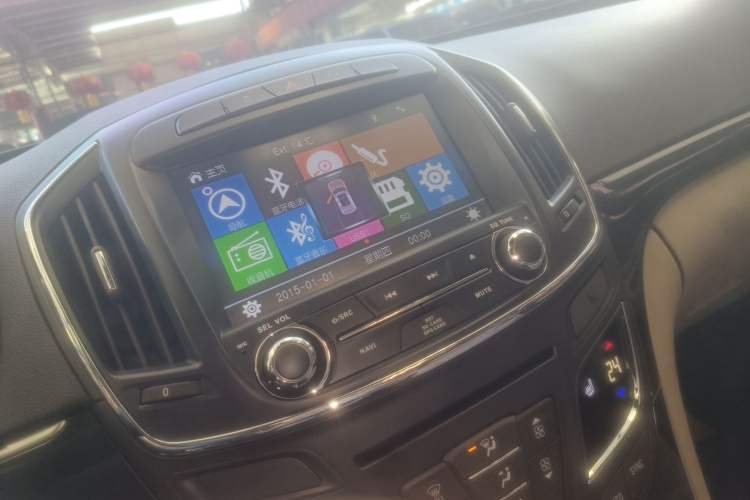 Used Buick Regal 2015 2.0L Elite Fashion Edition Audio And AC Panel