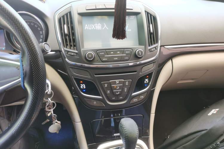 Used Buick Regal 2015 2.0L Leading Fashion Edition Audio And AC Panel